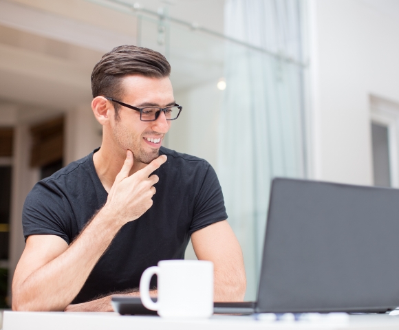 Homme qui découvre des aides pour le remplacement de fenêtre 