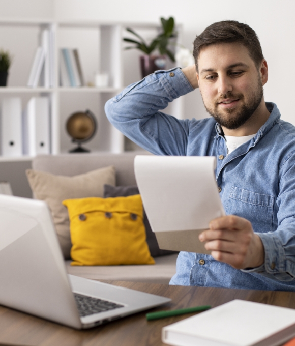 Homme qui se demande quels sont les avantages de la pose et l'installation de fenêtre en Mayenne